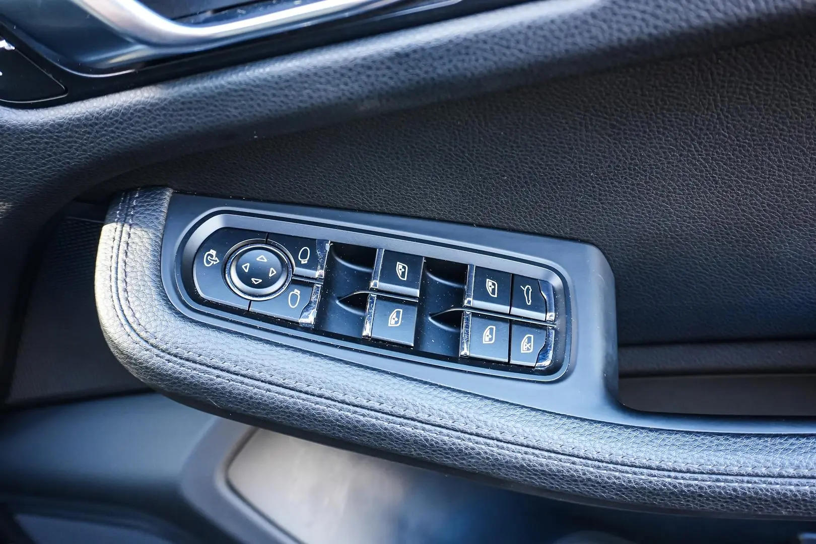 2018 Porsche Macan Gallery Image 18