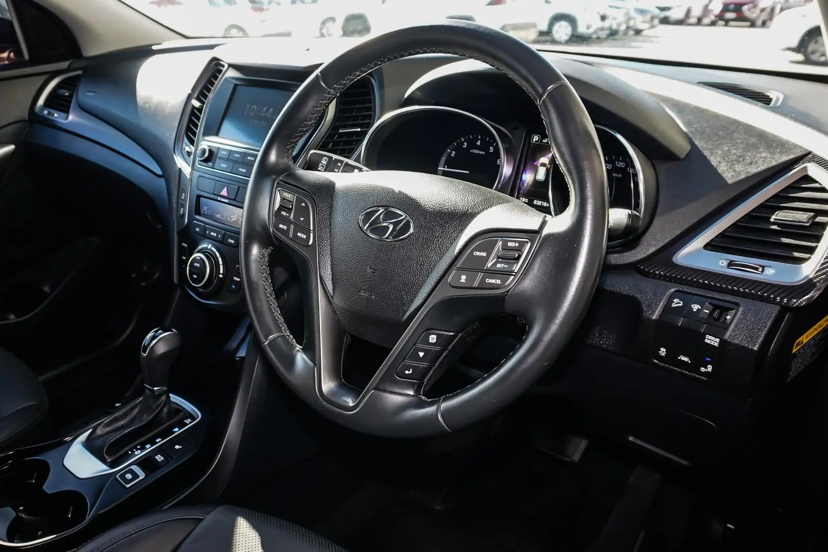 2017 Hyundai Santa Fe Gallery Image 6