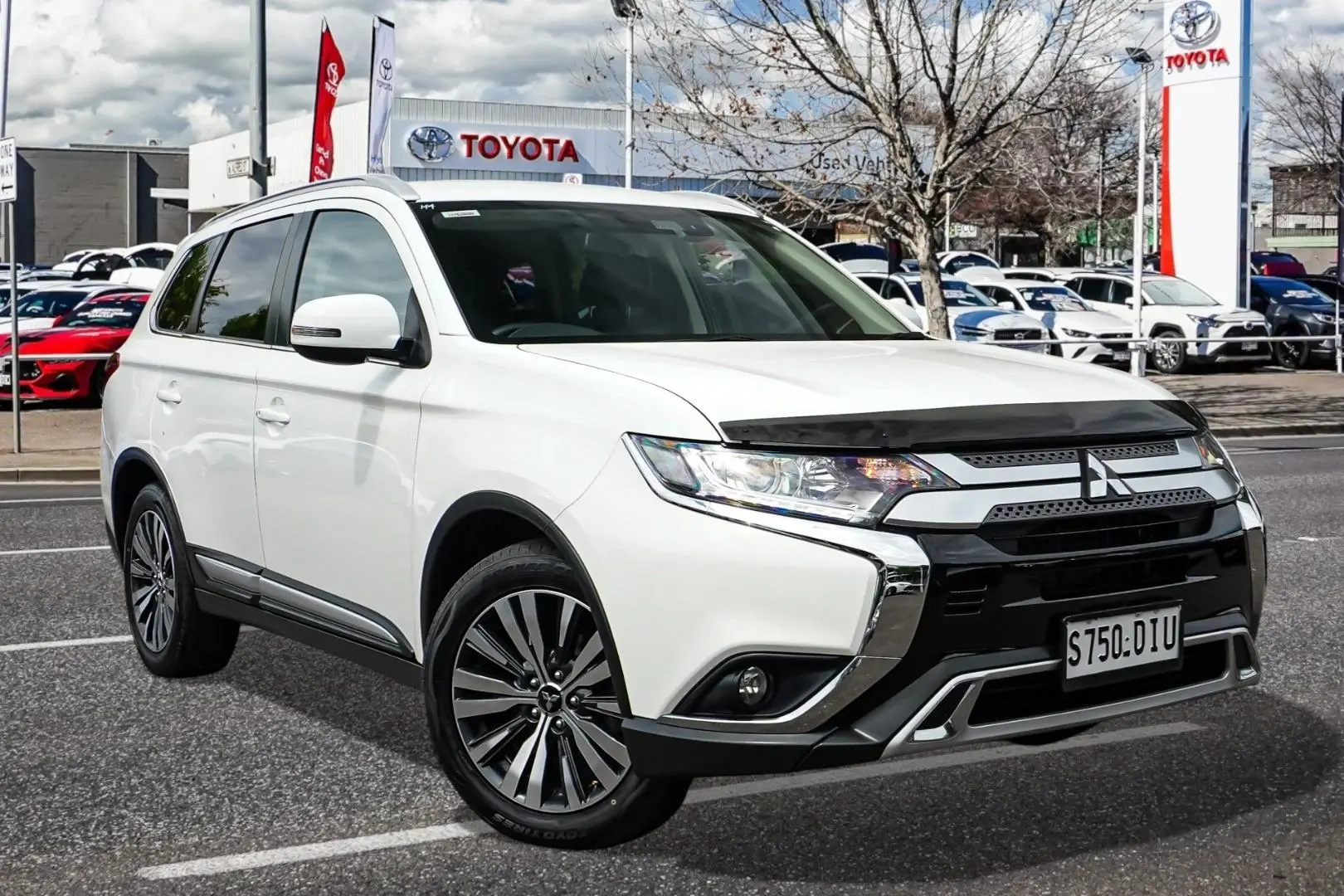 2018 Mitsubishi Outlander Gallery Image 1