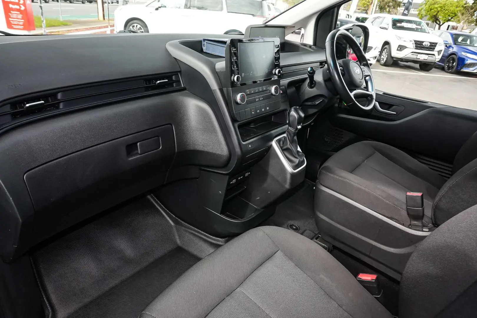 2022 Hyundai STARIA LOAD Gallery Image 10