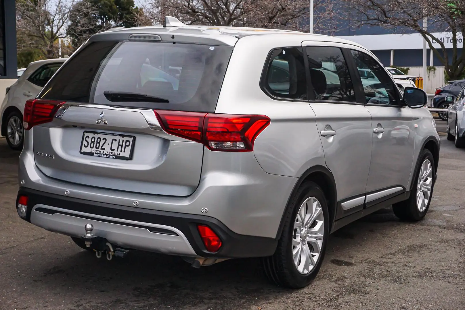2020 Mitsubishi Outlander Gallery Image 2