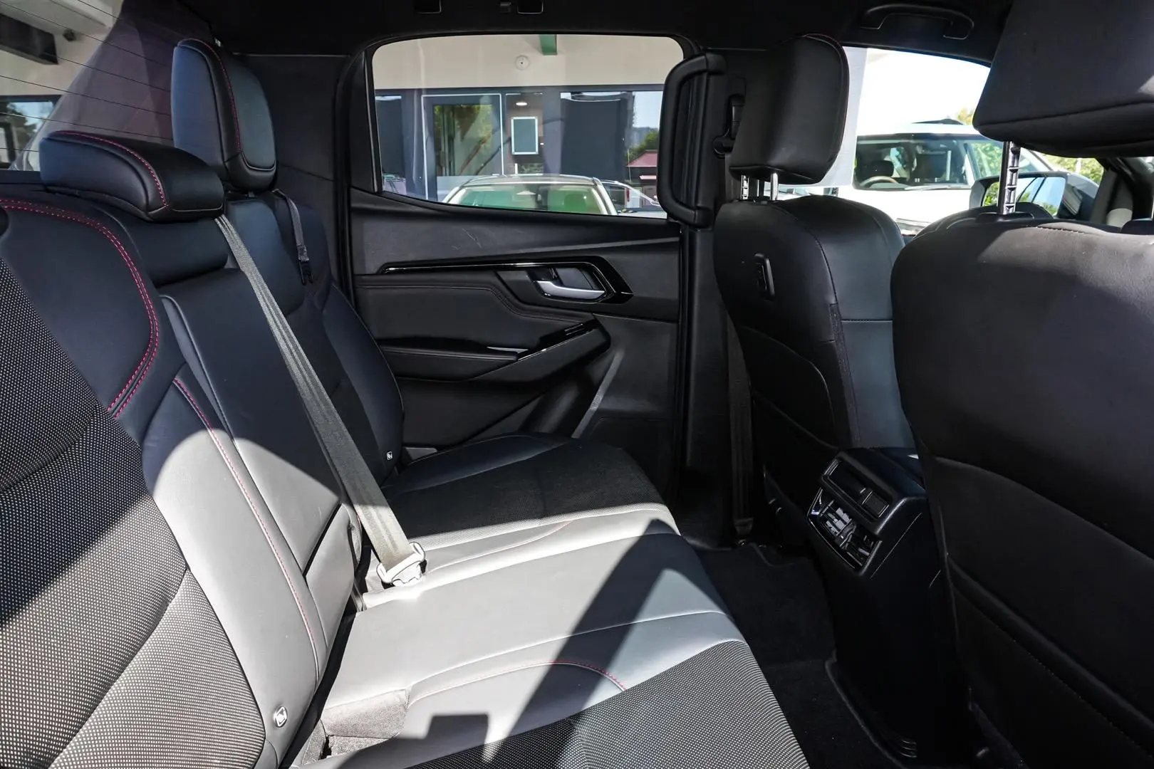 2021 Isuzu D-MAX Gallery Image 9