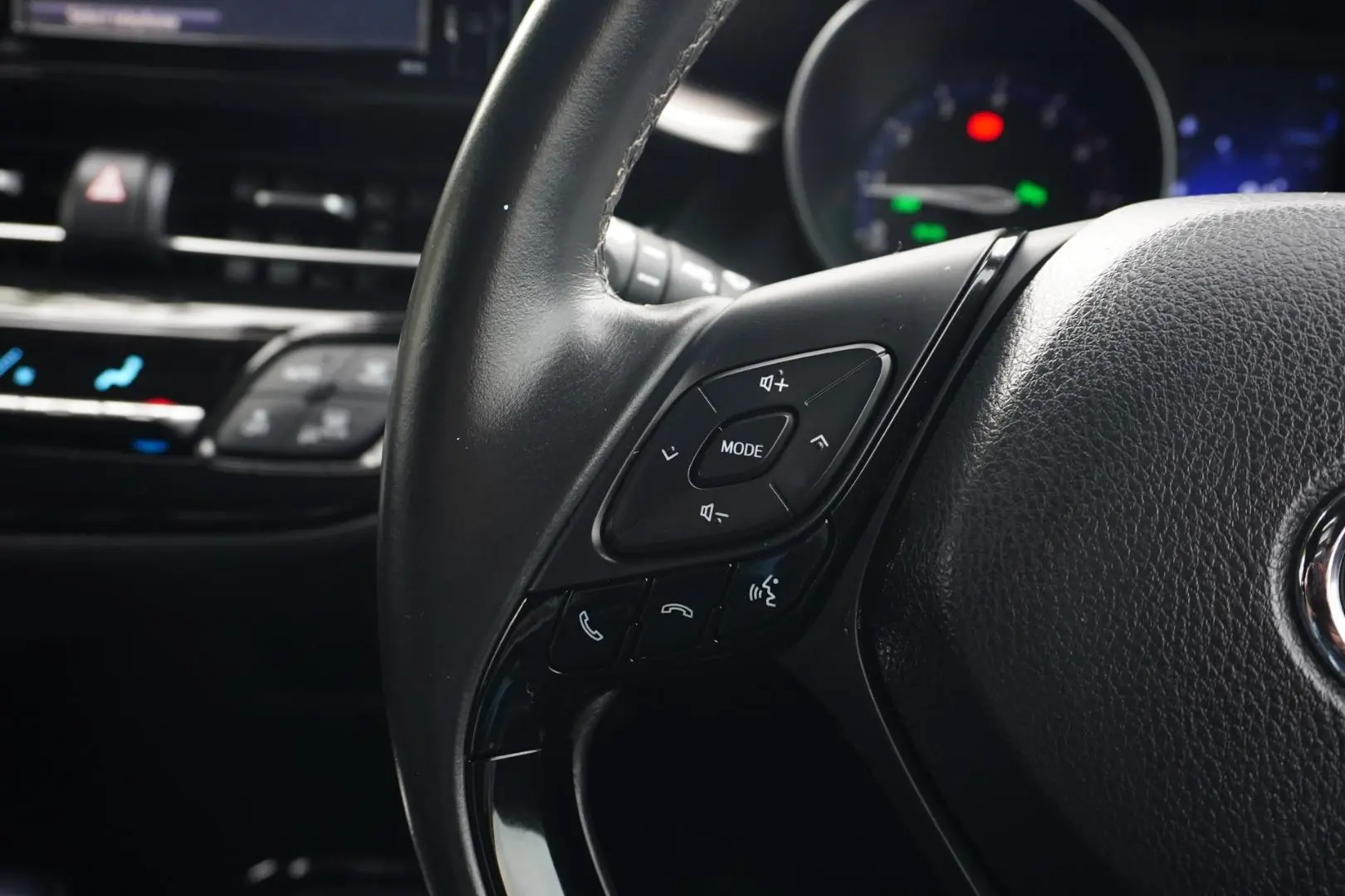 2018 Toyota C-HR Gallery Image 20