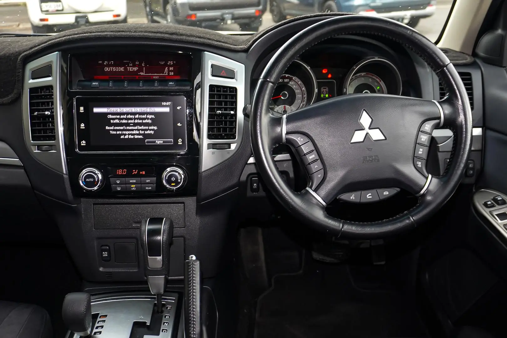2015 Mitsubishi Pajero Gallery Image 9
