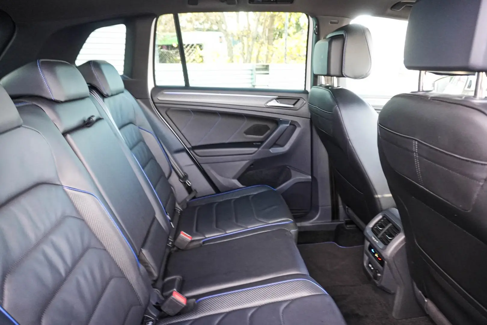 2022 Volkswagen Tiguan Gallery Image 9