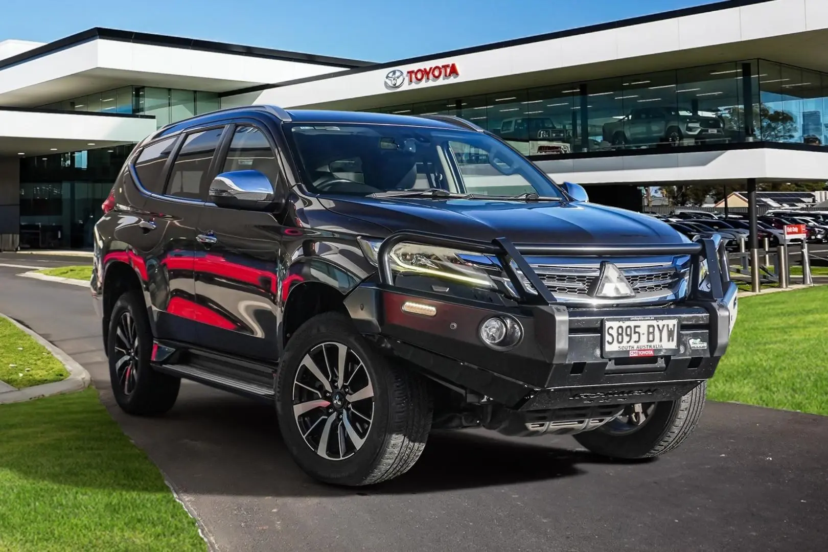 2016 Mitsubishi Pajero Sport Image