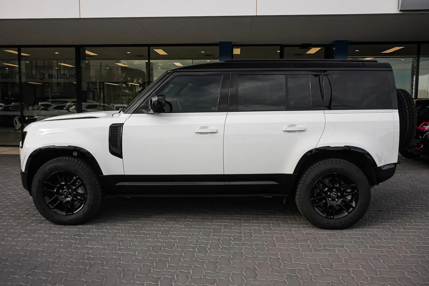 2025 Land Rover Defender Gallery Image 4