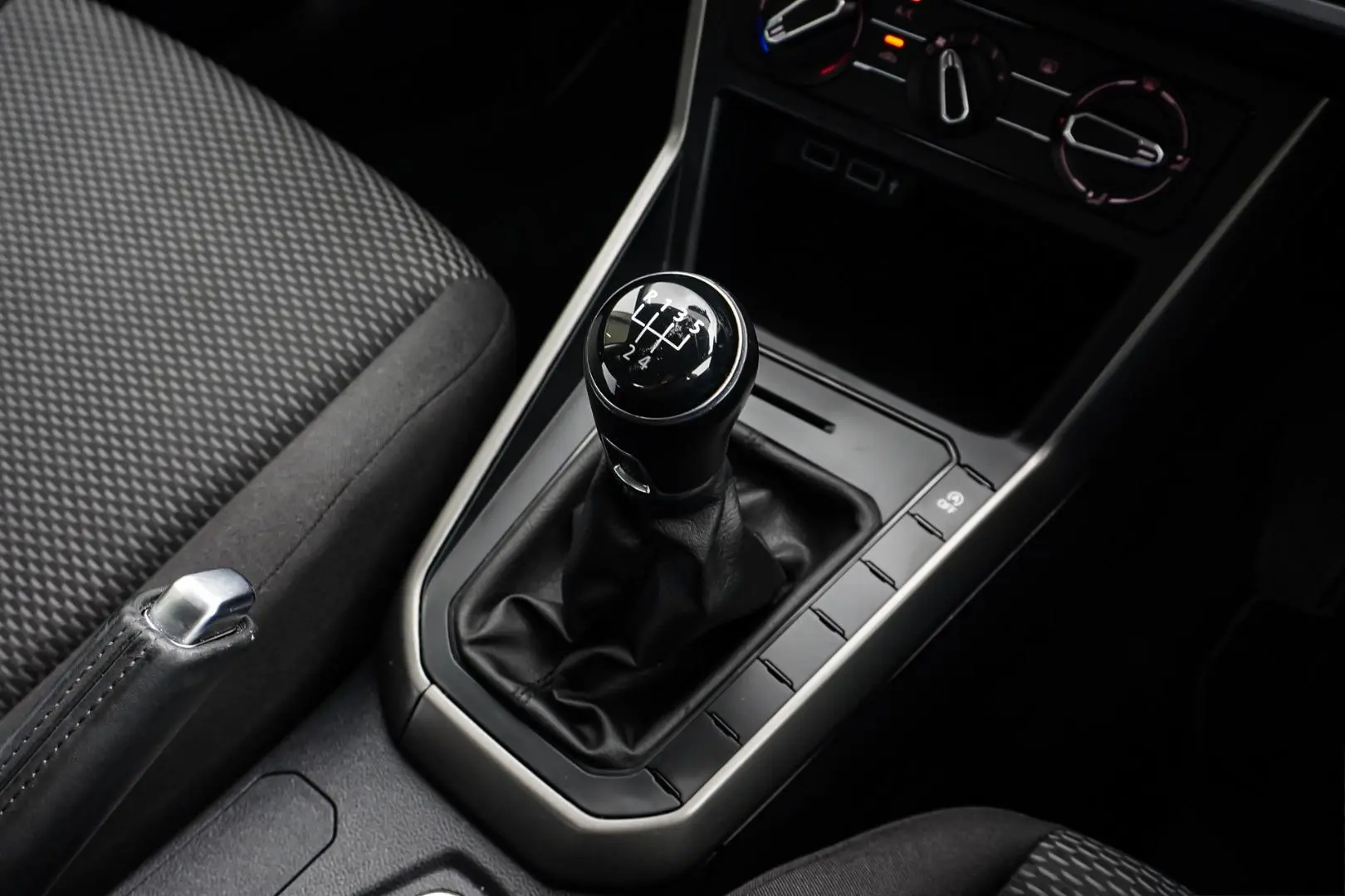 2018 Volkswagen Polo Gallery Image 17