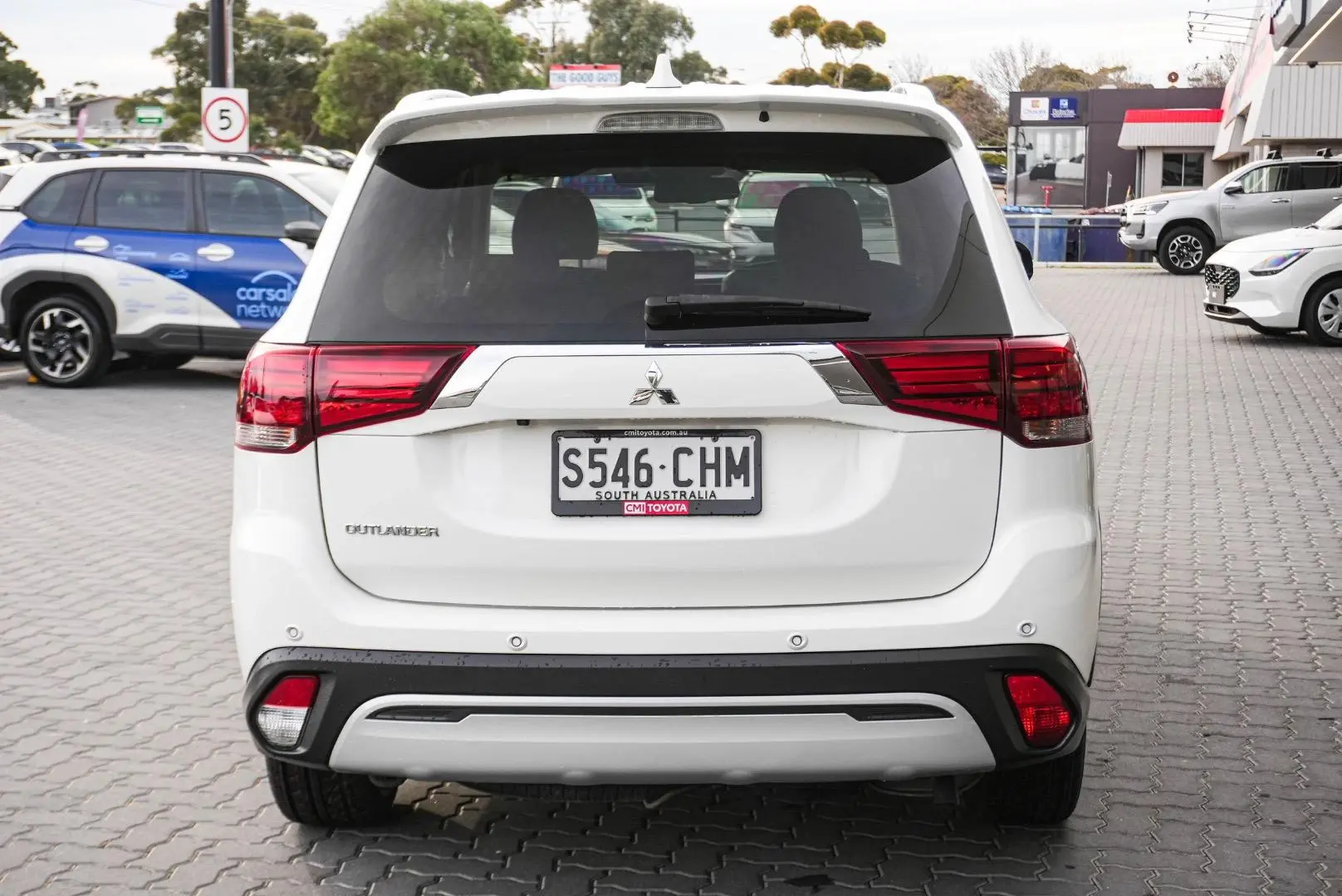 2020 Mitsubishi Outlander Gallery Image 6
