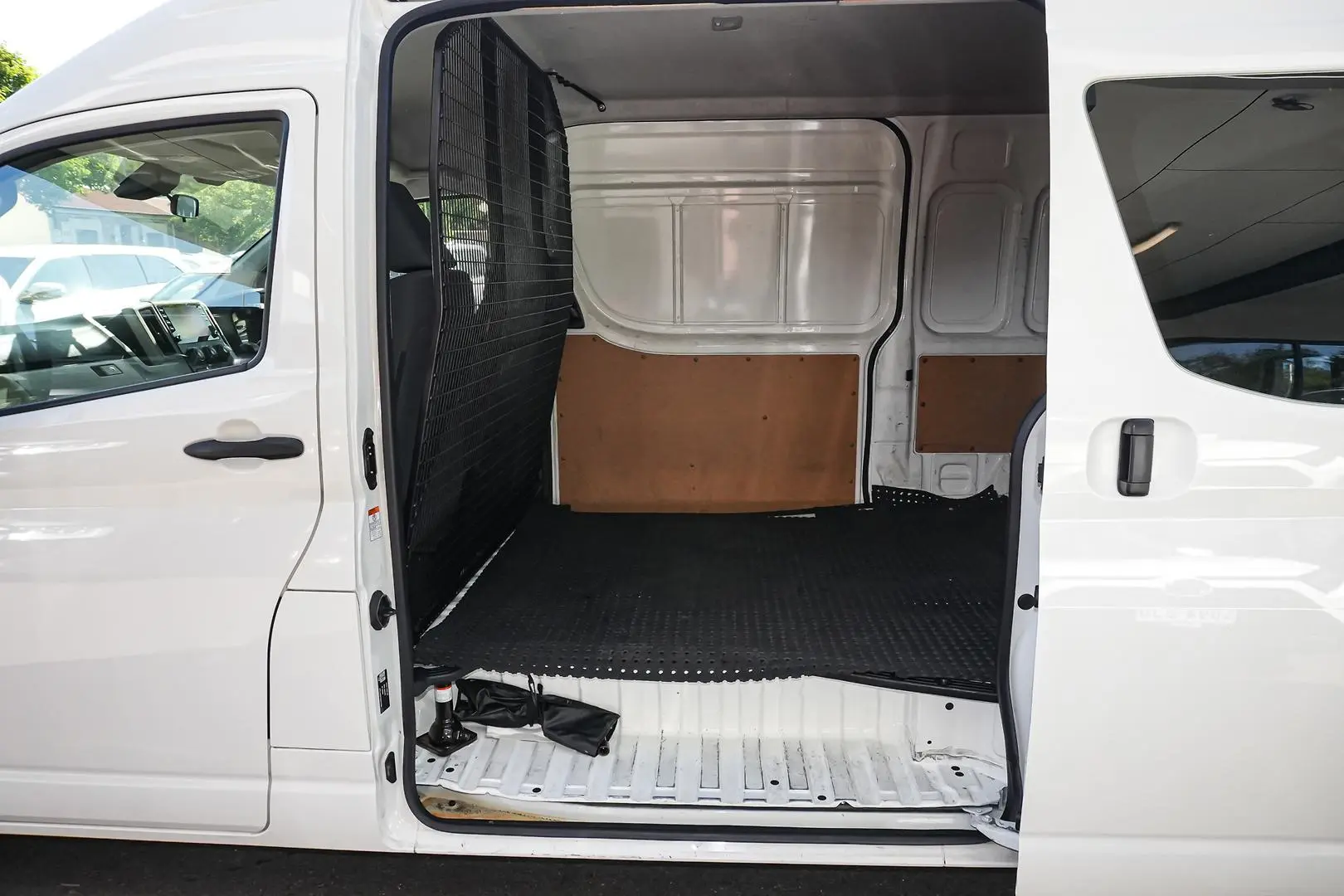 2022 Toyota Hiace Gallery Image 8