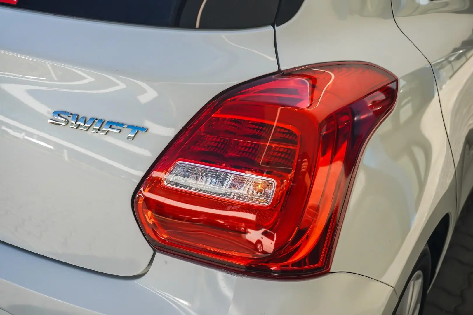 2020 Suzuki Swift Gallery Image 14