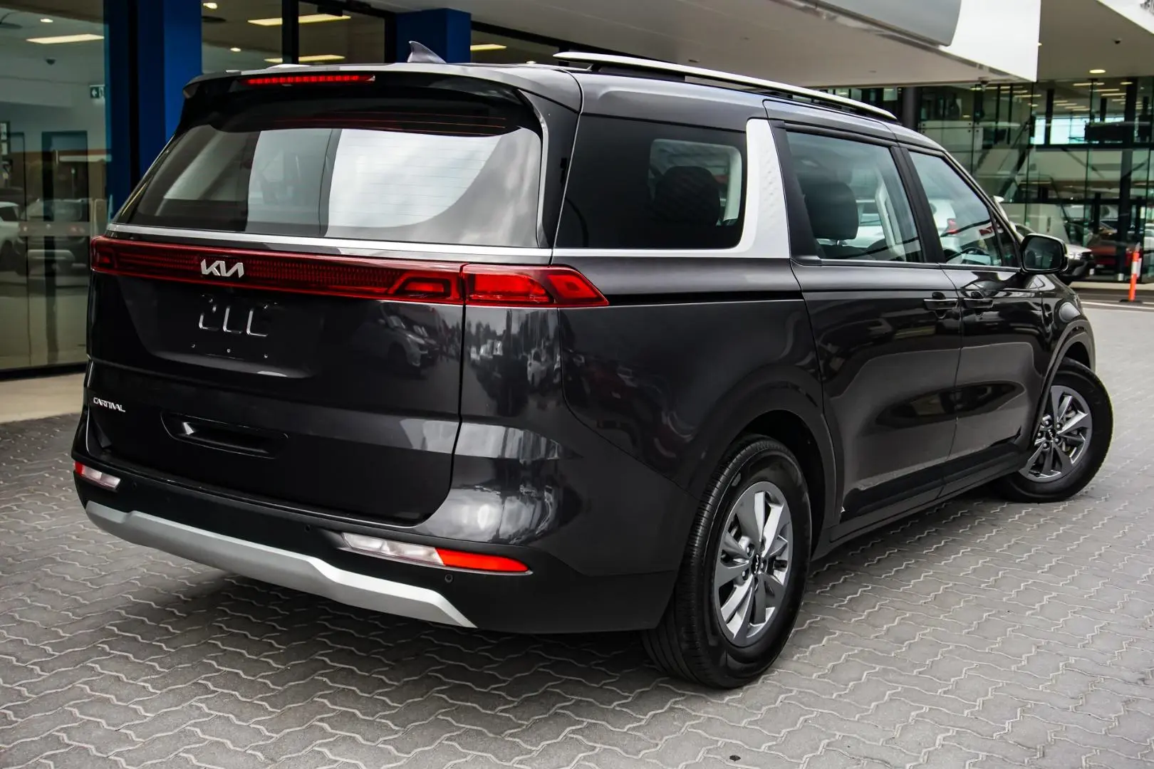 2023 Kia Carnival Gallery Image 2