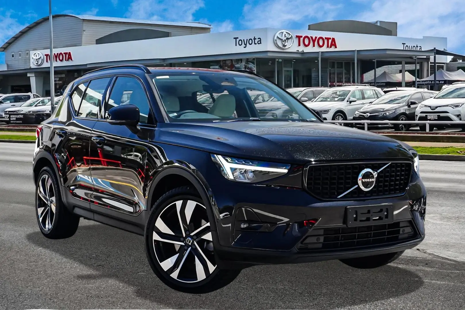 2023 Volvo XC40 Gallery Image 1