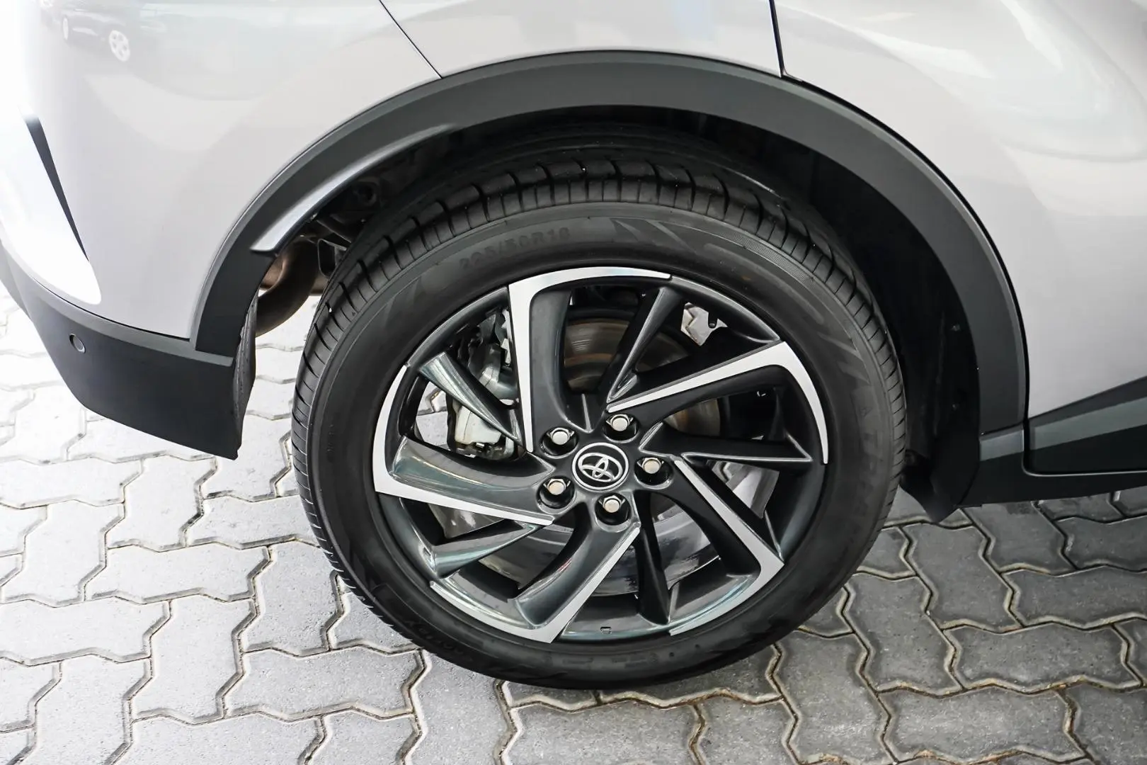 2019 Toyota C-HR Gallery Image 18