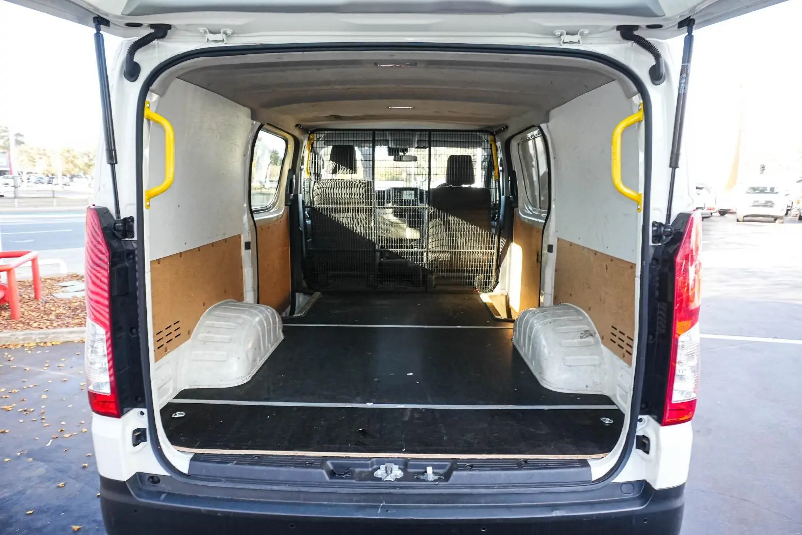 2020 Toyota Hiace Gallery Image 11