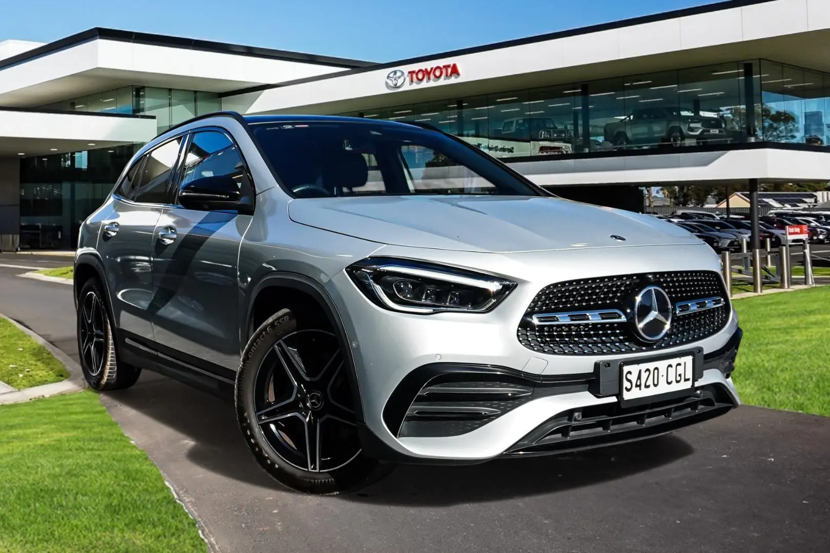 2020 Mercedes-Benz GLA-Class Gallery Image 1