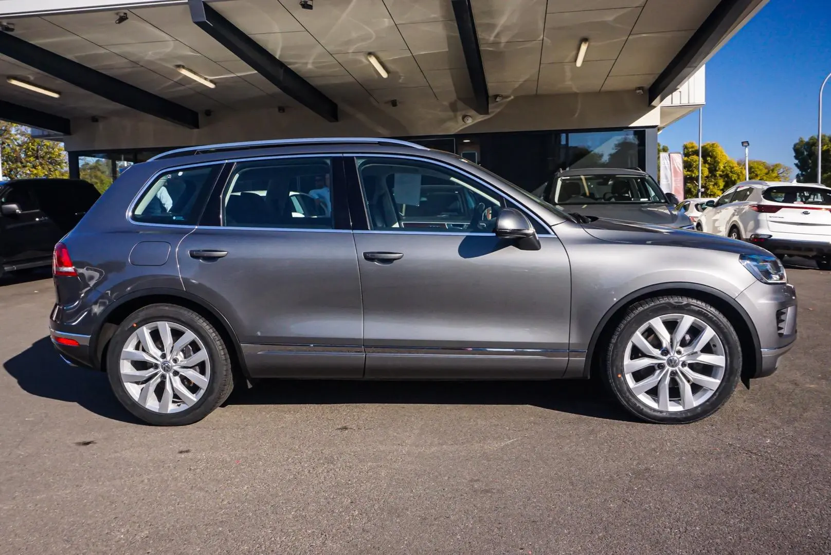 2017 Volkswagen Touareg Gallery Image 3