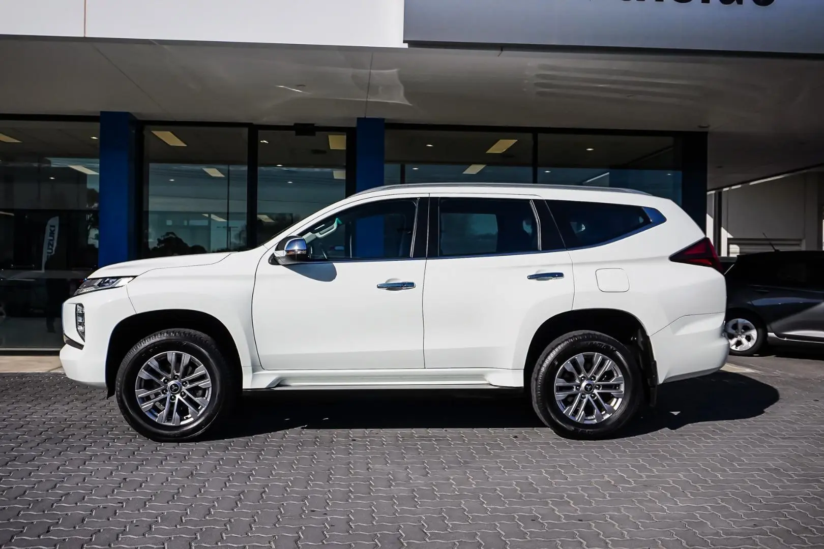 2021 Mitsubishi Pajero Sport Gallery Image 4