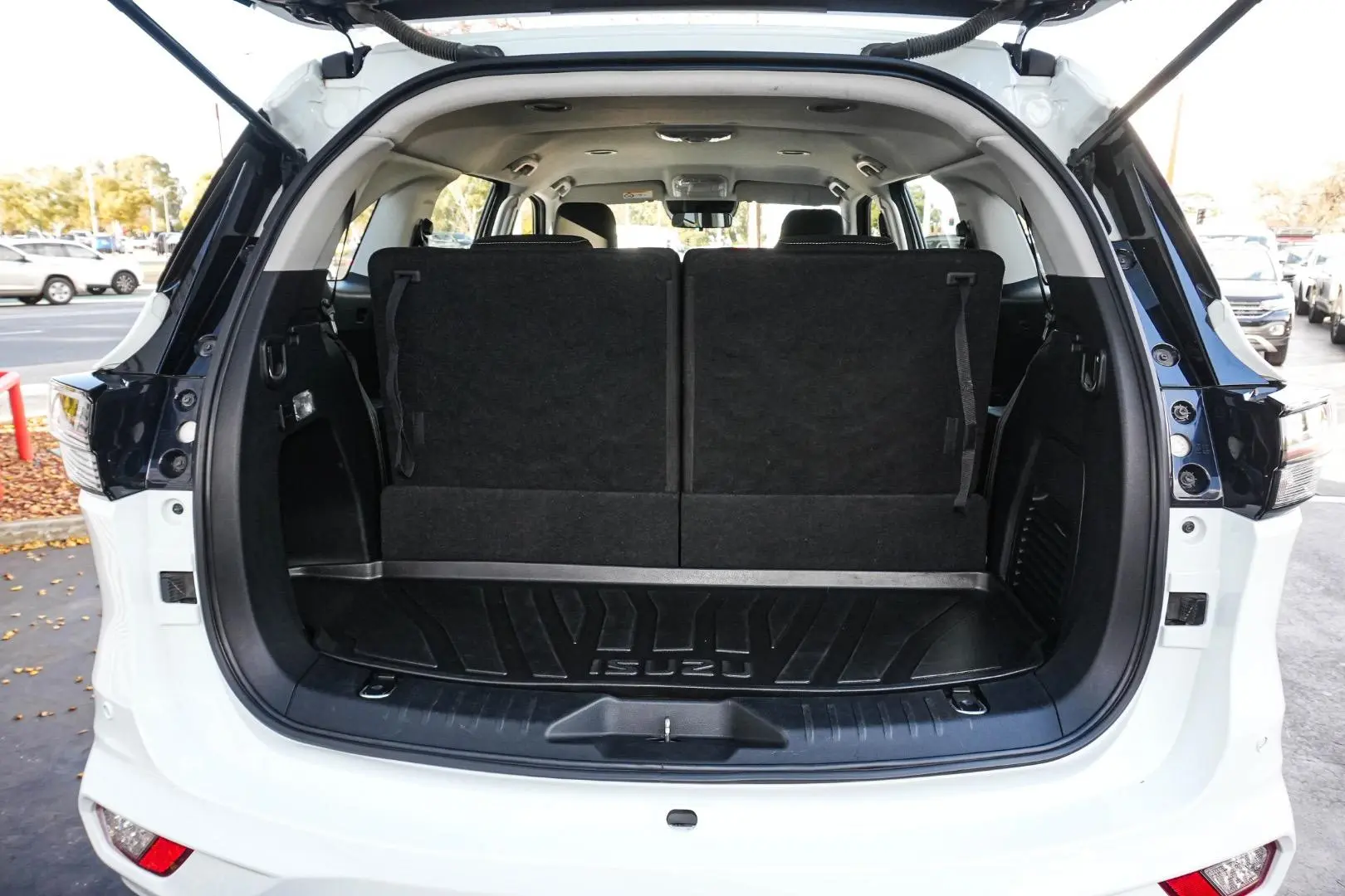 2023 Isuzu MU-X Gallery Image 11