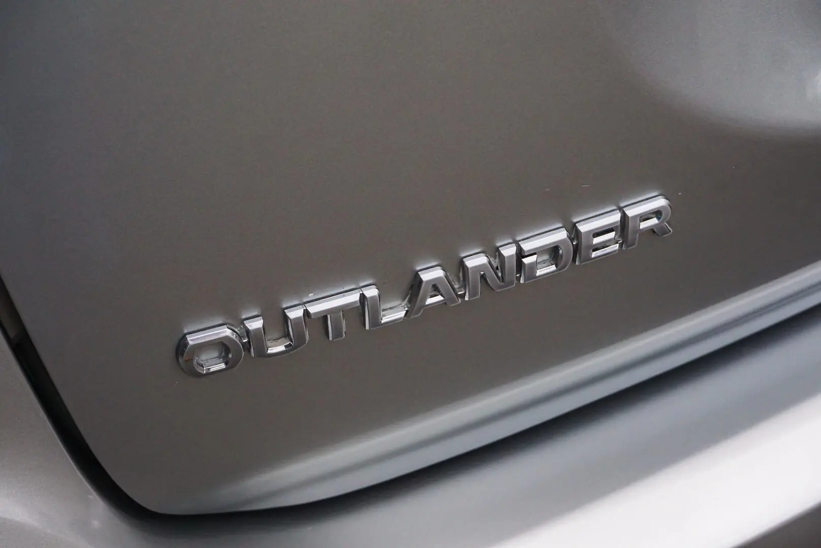 2020 Mitsubishi Outlander Gallery Image 9