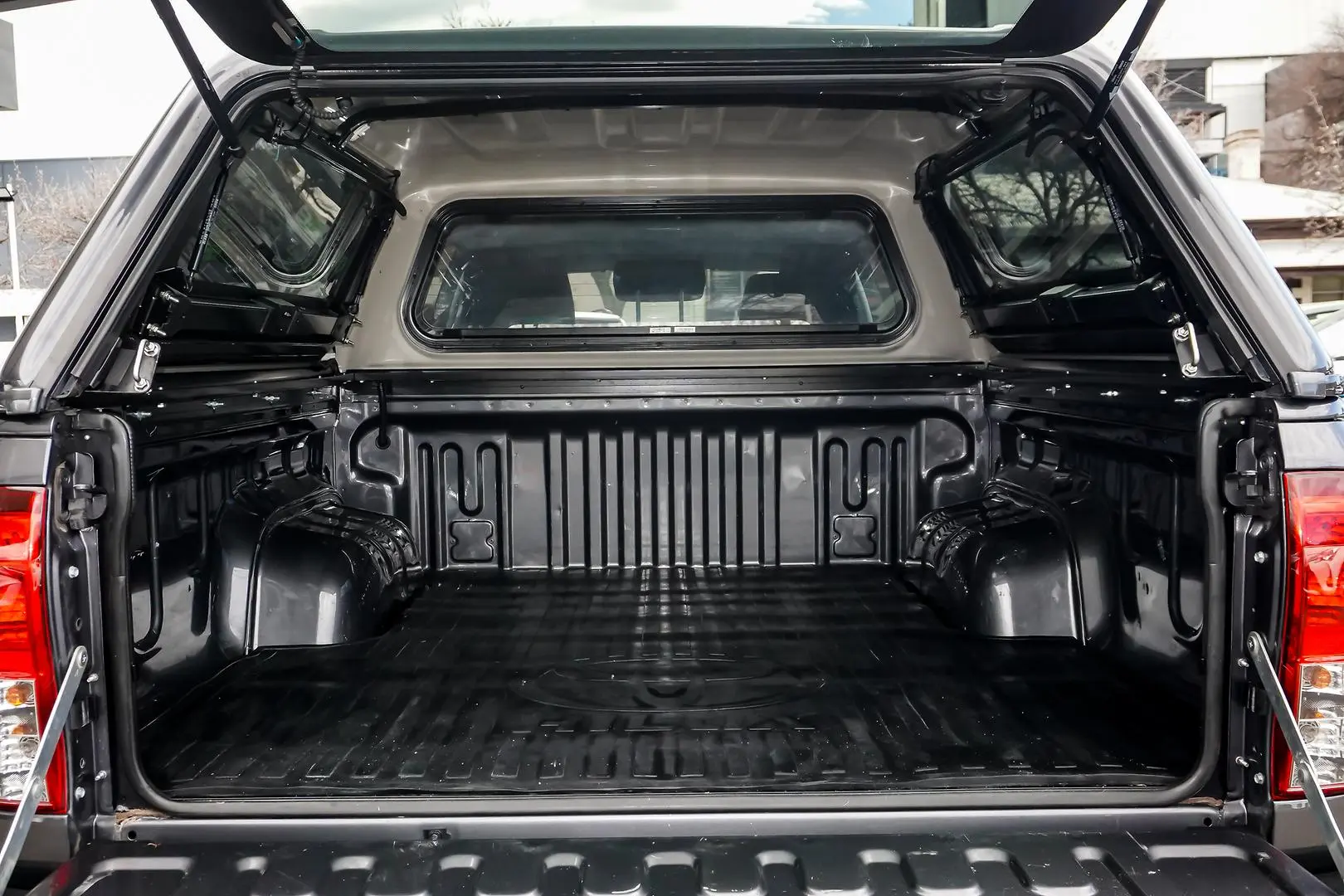 2022 Toyota Hilux Gallery Image 9