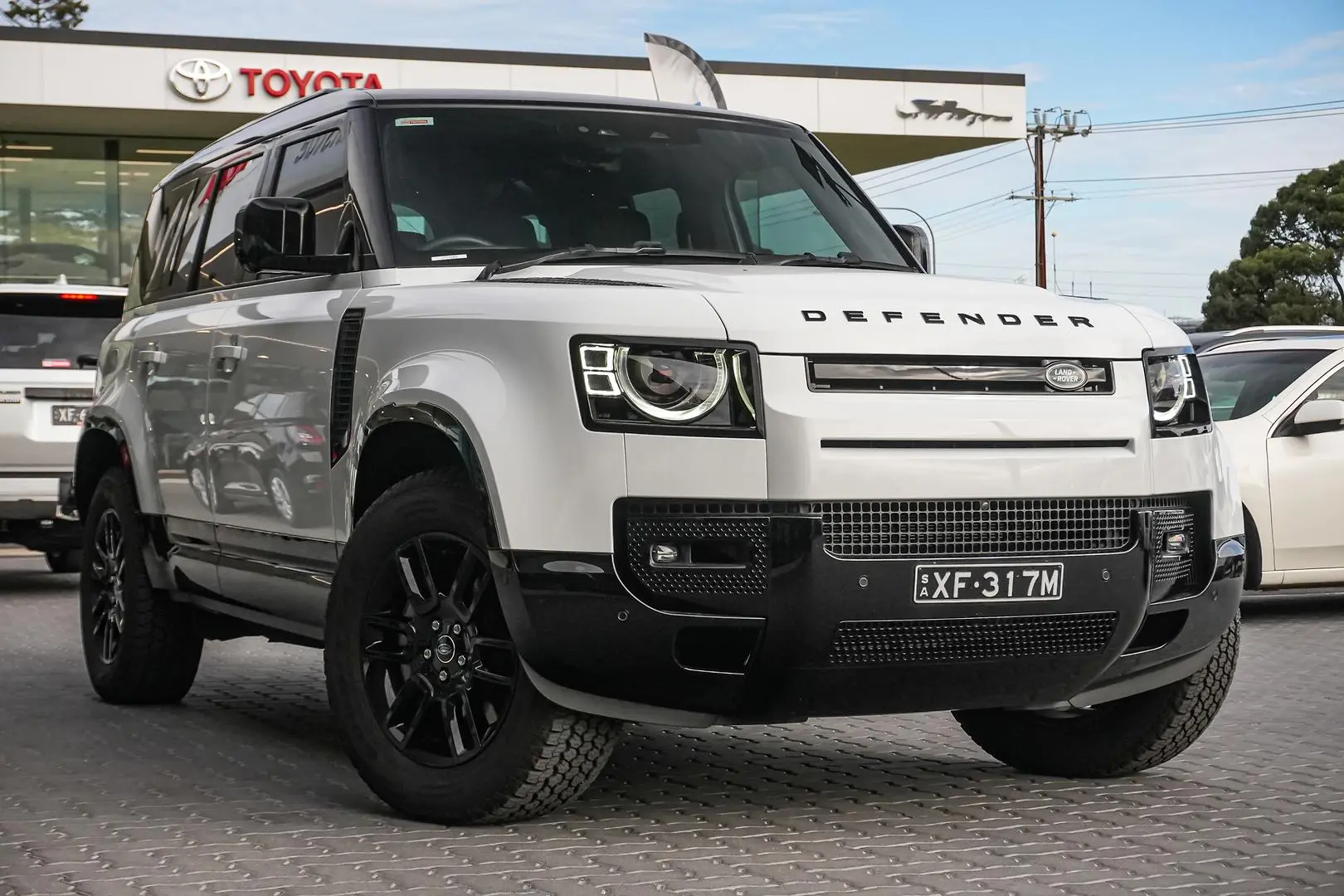2025 Land Rover Defender Gallery Image 2