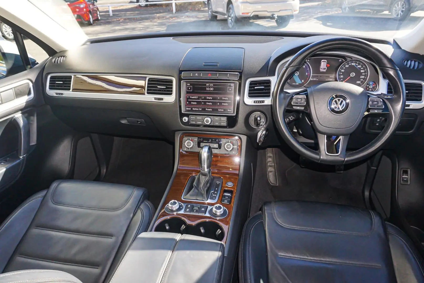 2017 Volkswagen Touareg Gallery Image 8