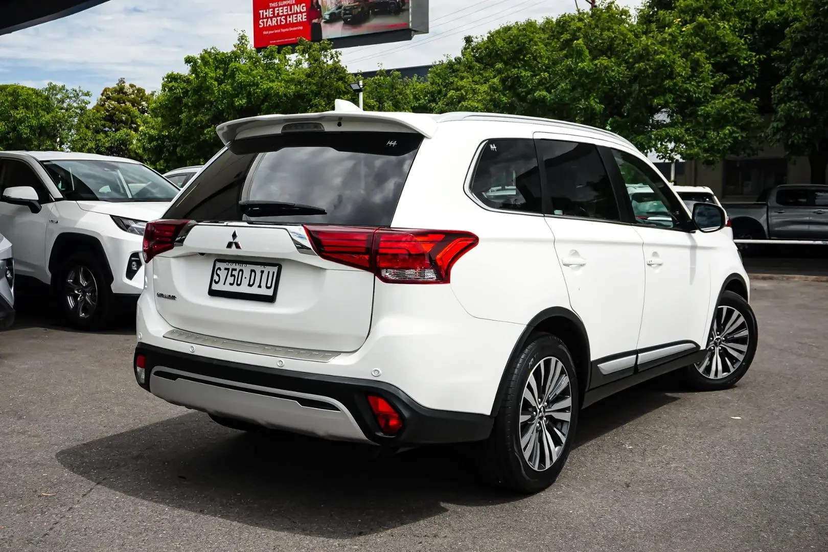 2018 Mitsubishi Outlander Gallery Image 3