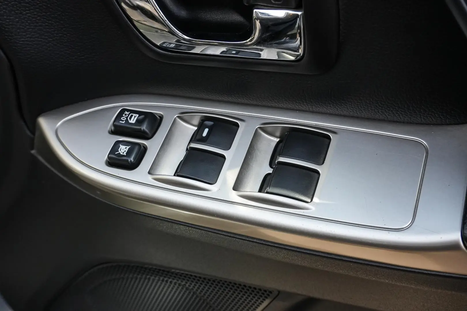 2017 Mitsubishi Pajero Gallery Image 14