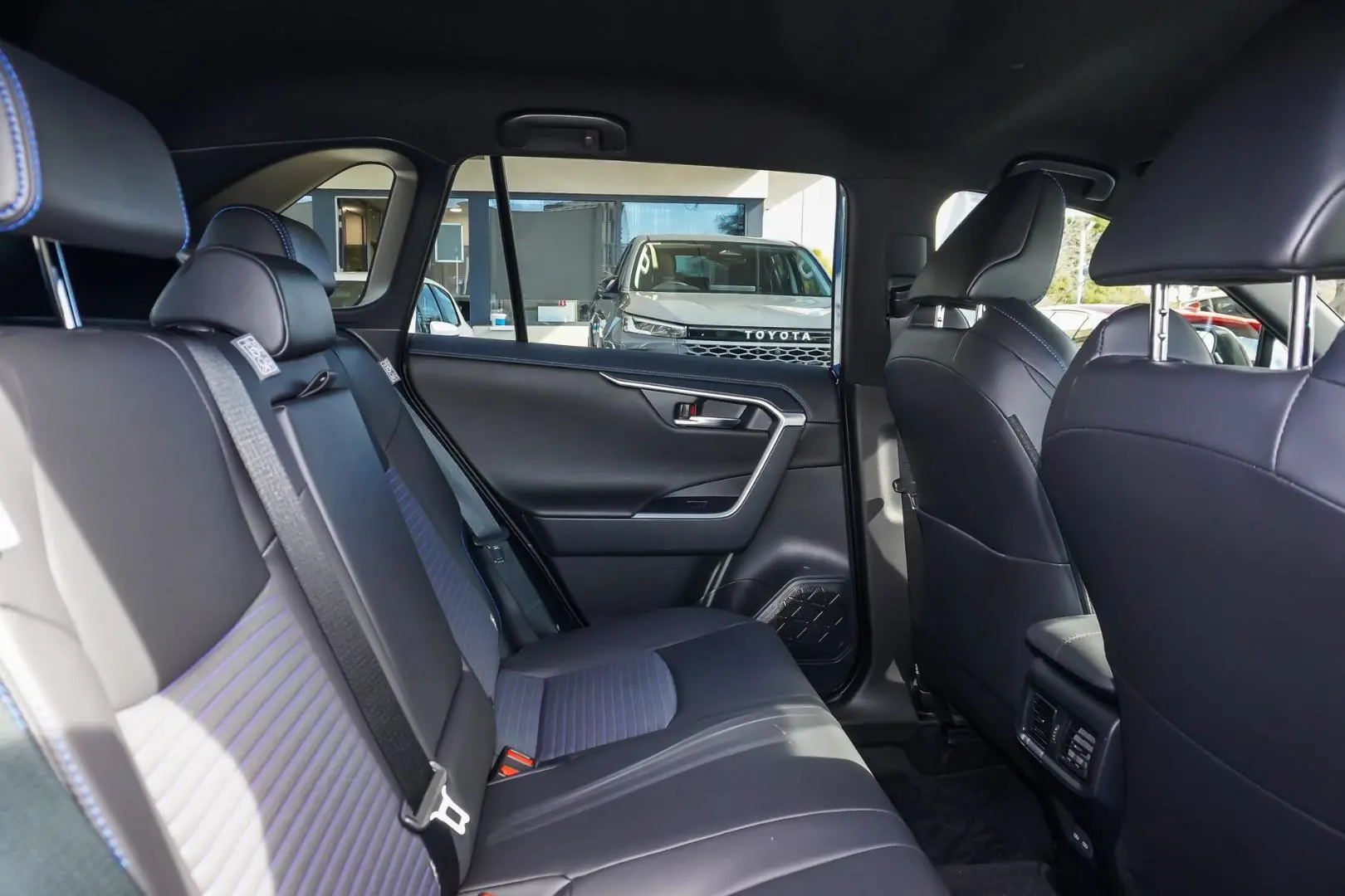 2025 Toyota RAV4 Gallery Image 8