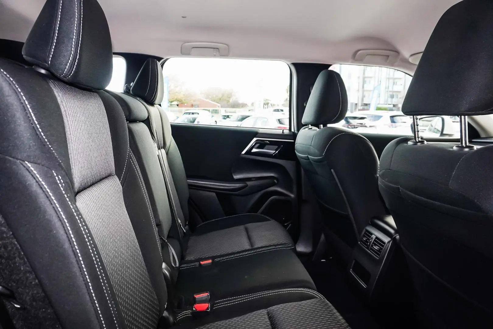 2023 Mitsubishi Outlander Gallery Image 8