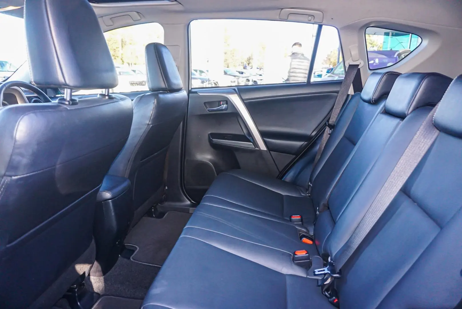 2017 Toyota RAV4 Gallery Image 7