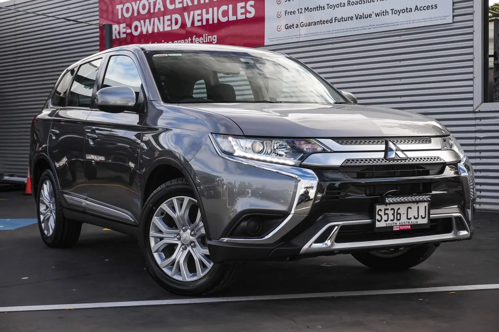 2021 Mitsubishi Outlander Gallery Image 2