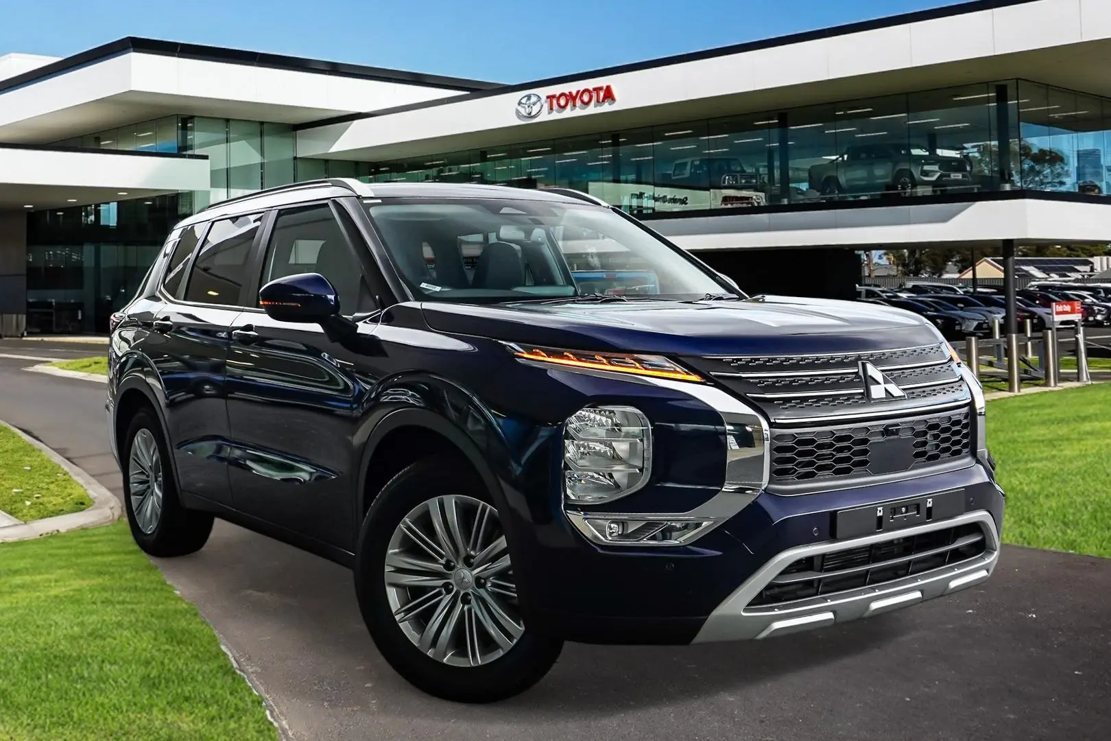 2023 Mitsubishi Outlander Gallery Image 1