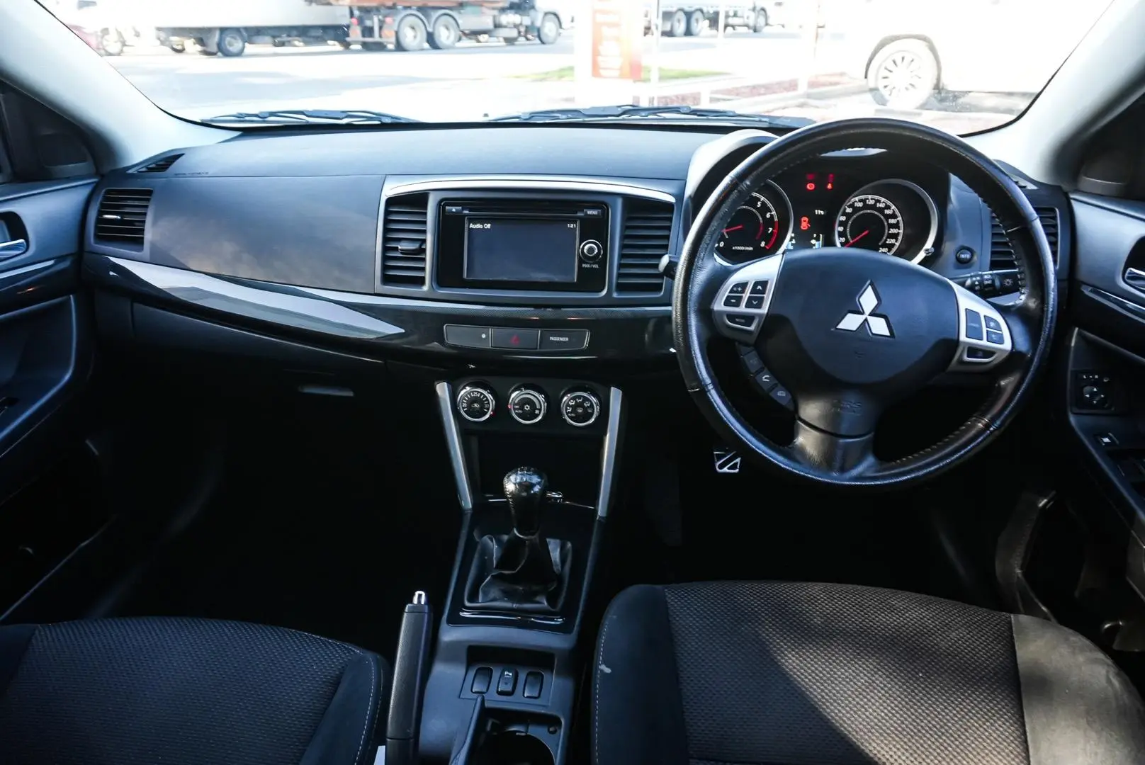 2017 Mitsubishi Lancer Gallery Image 9