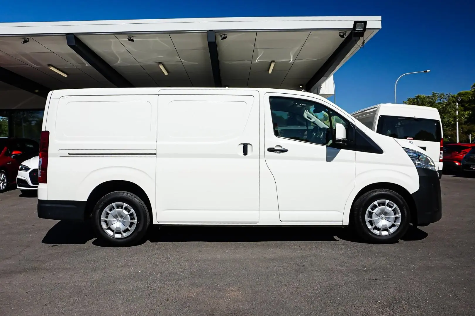 2021 Toyota Hiace Gallery Image 4