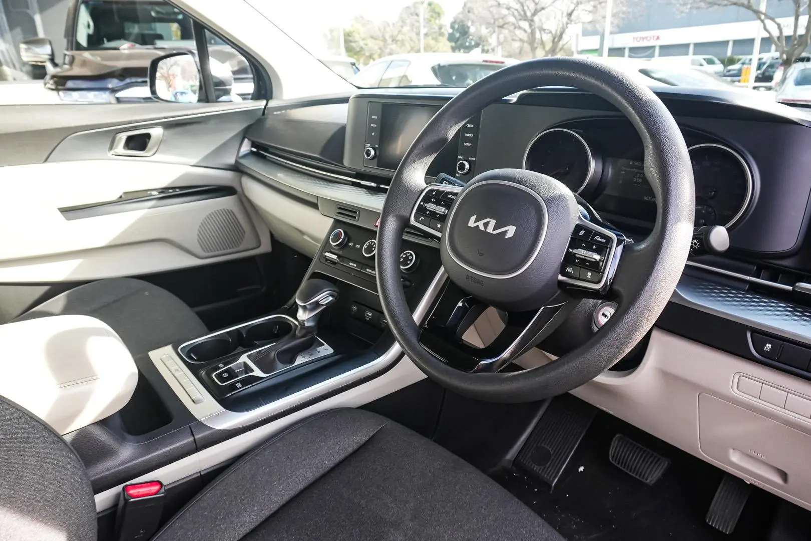 2023 Kia Carnival Gallery Image 6