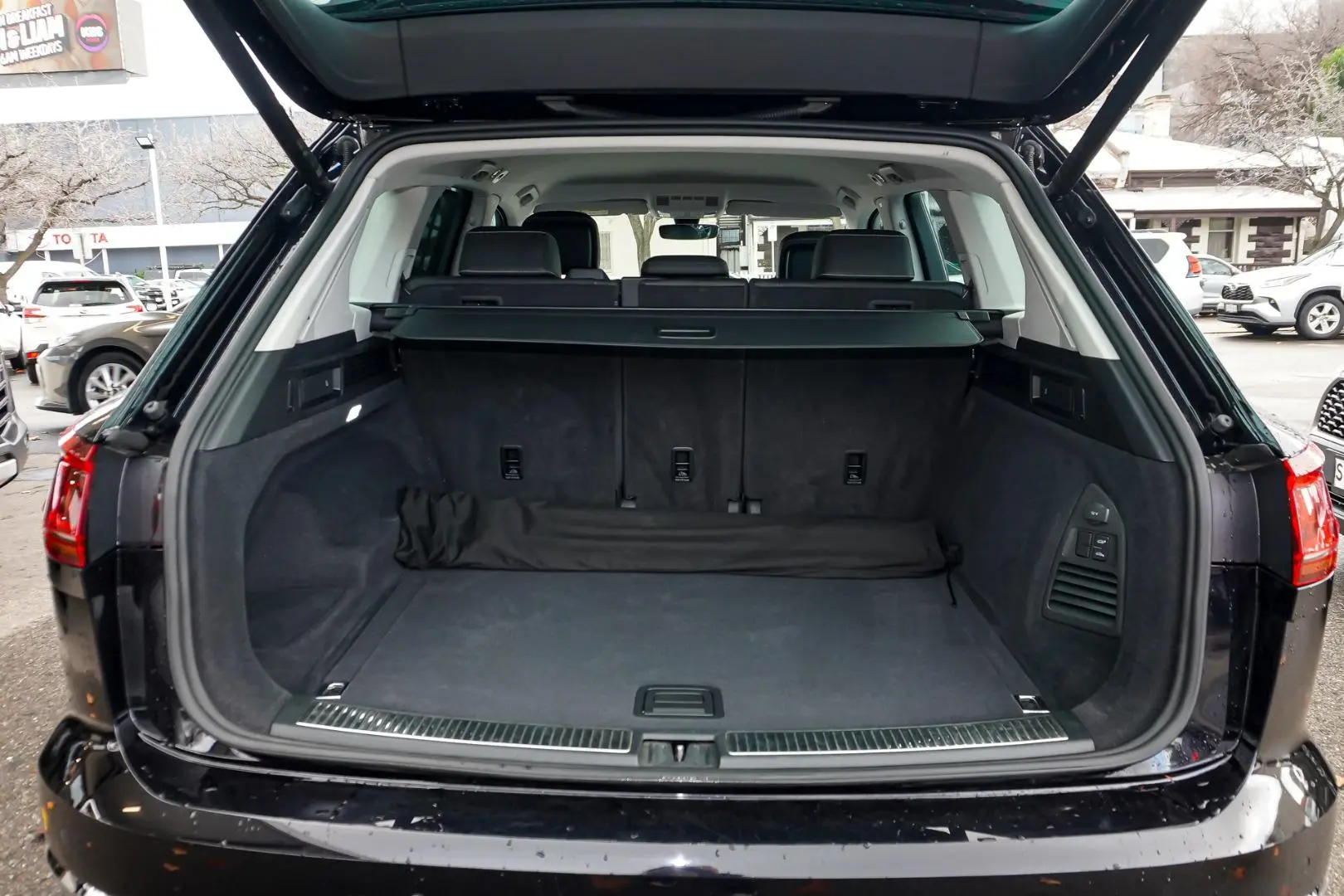 2022 Volkswagen Touareg Gallery Image 9