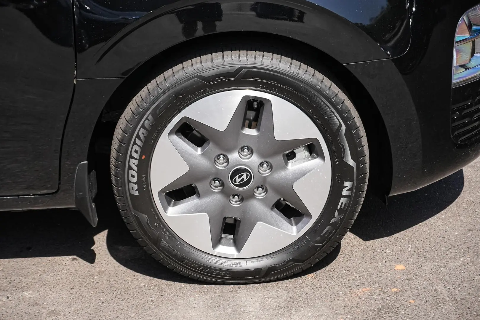 2024 Hyundai STARIA Gallery Image 9