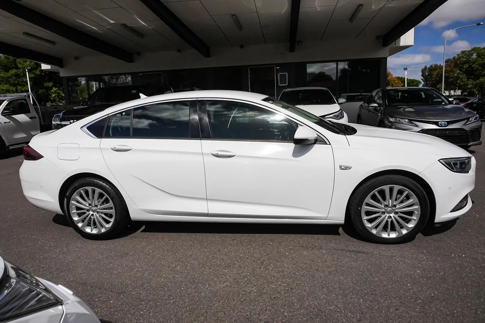 2018 Holden Calais Gallery Image 3