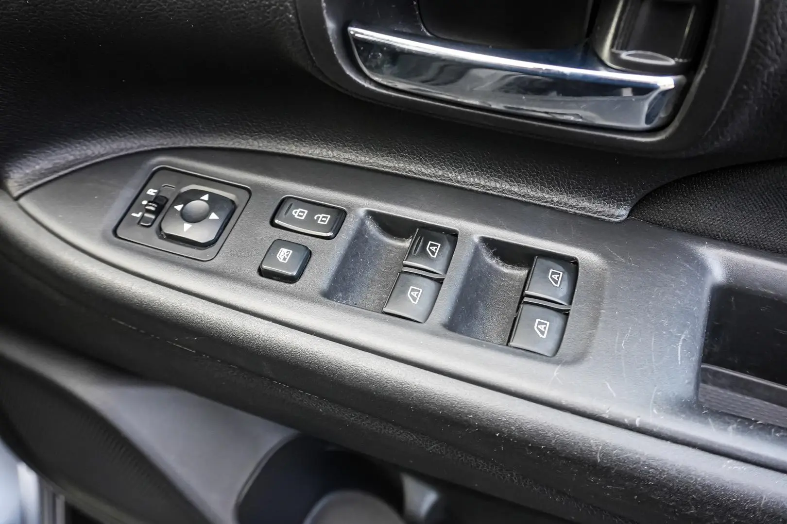 2021 Mitsubishi Outlander Gallery Image 16