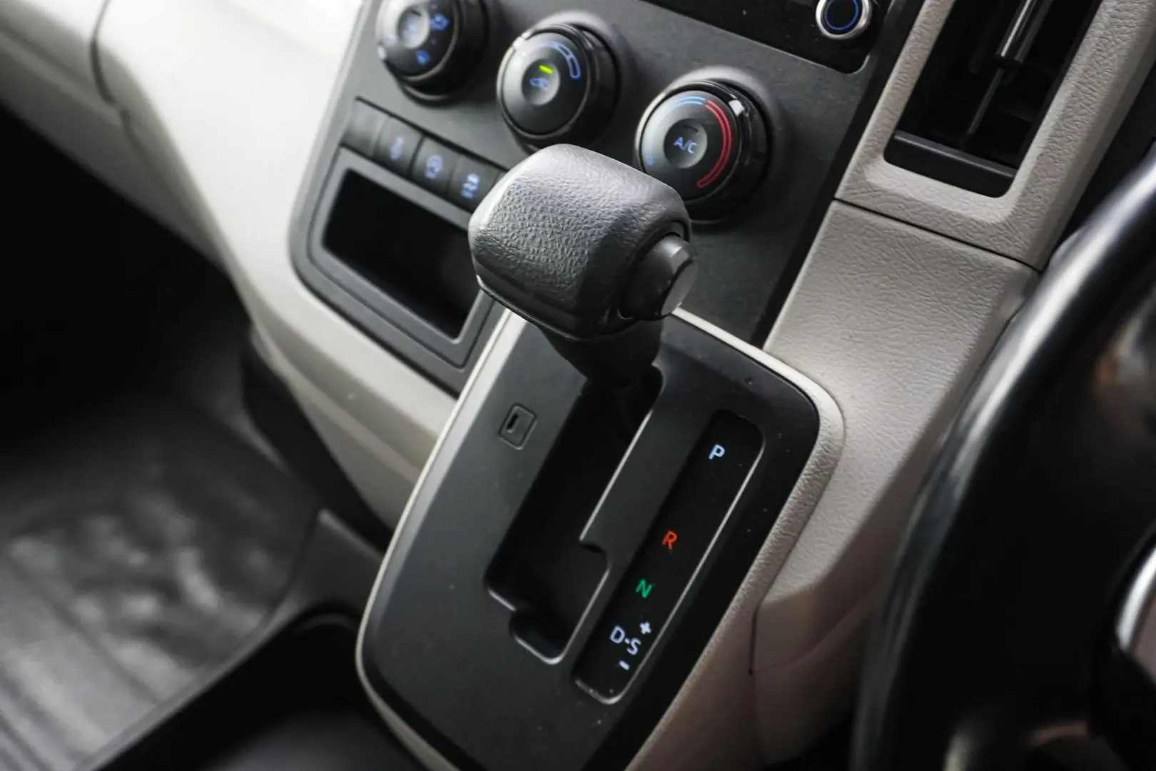 2022 Toyota Hiace Gallery Image 17