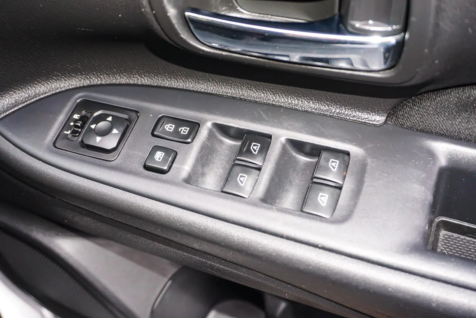 2020 Mitsubishi Outlander Gallery Image 15