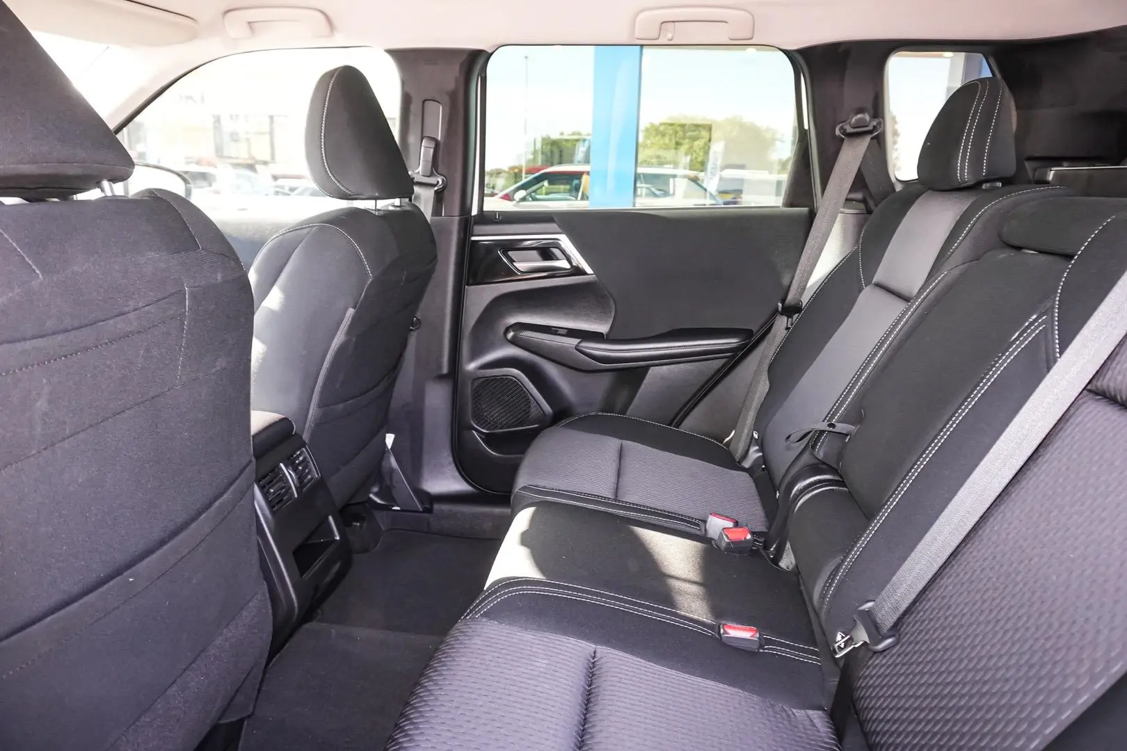 2022 Mitsubishi Outlander Gallery Image 12