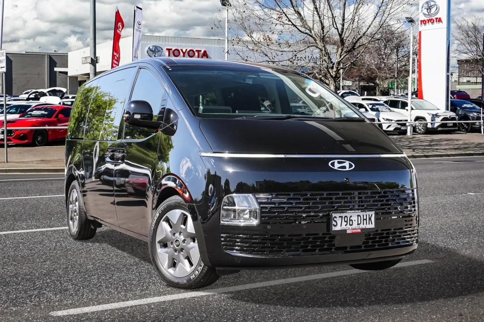 2024 Hyundai STARIA Gallery Image 1