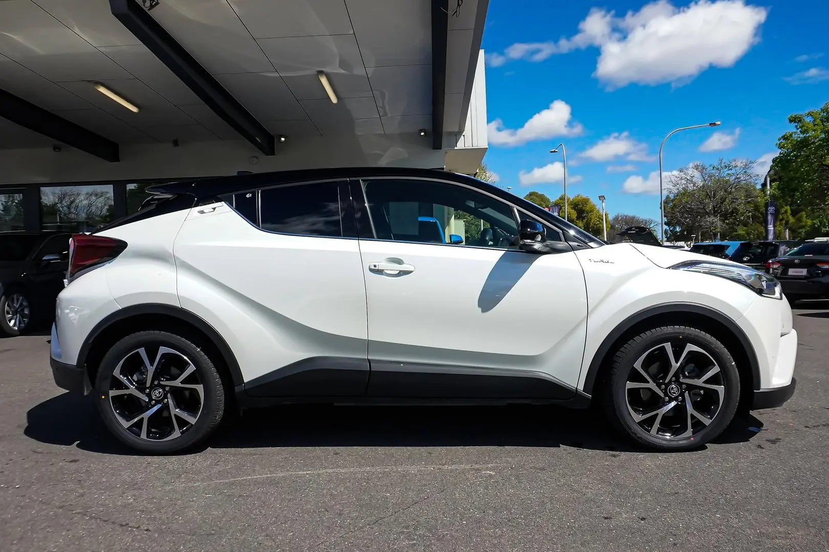 2019 Toyota C-HR Gallery Image 4