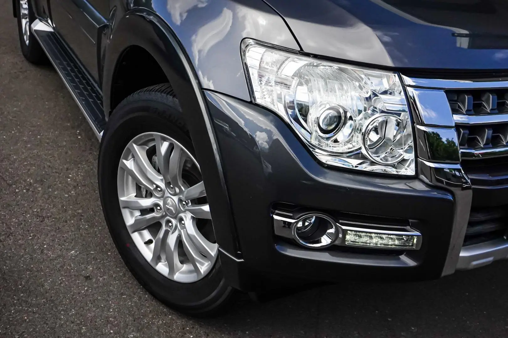 2015 Mitsubishi Pajero Gallery Image 11