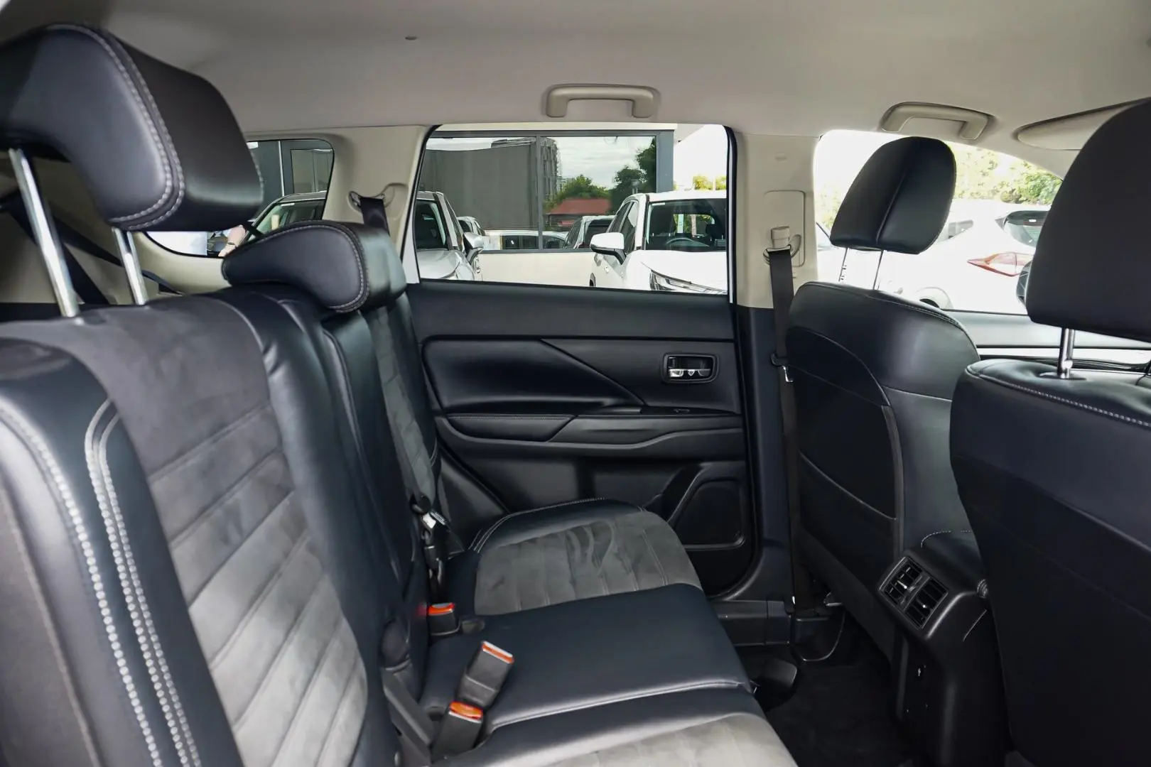 2018 Mitsubishi Outlander Gallery Image 8