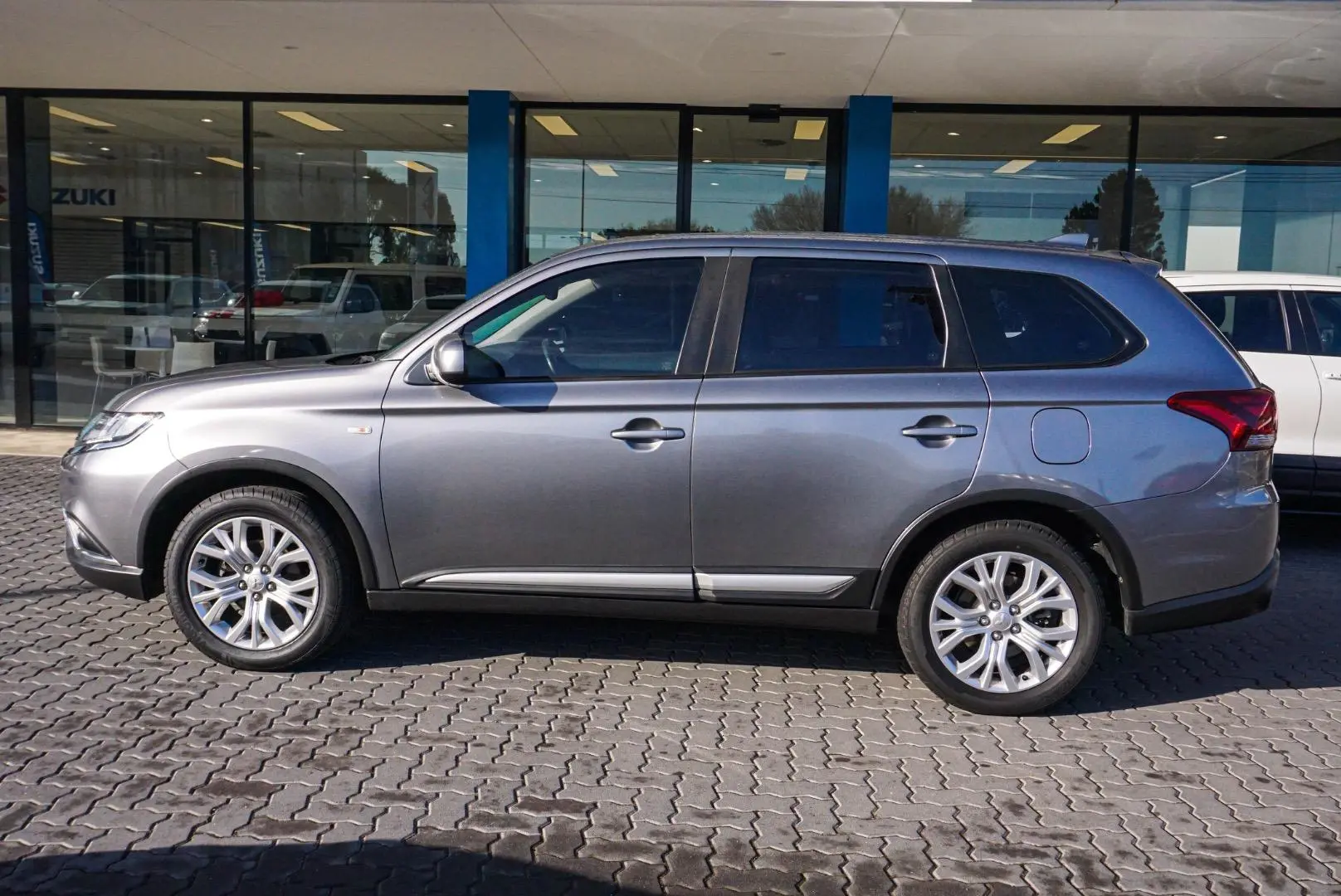 2020 Mitsubishi Outlander Gallery Image 4
