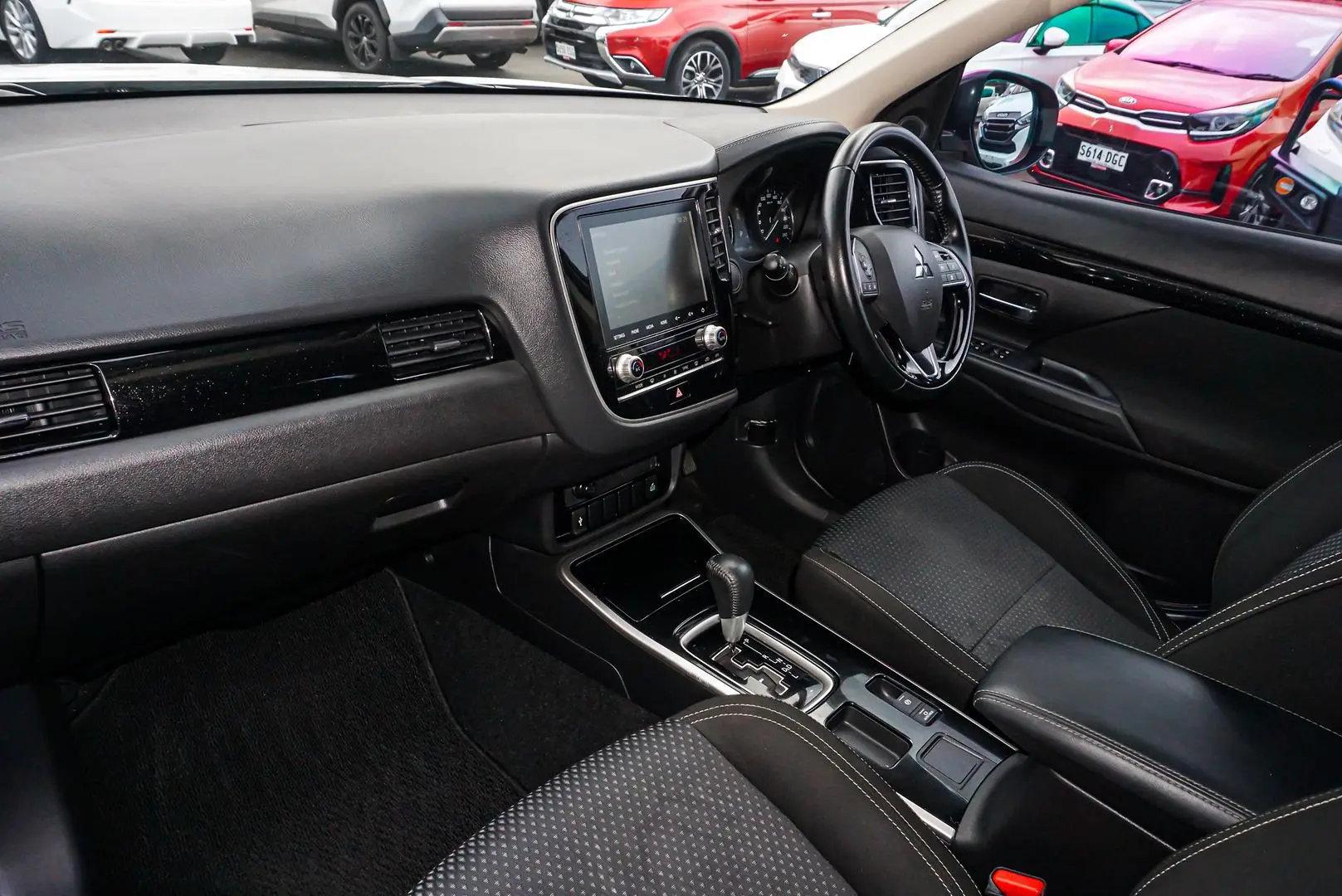 2020 Mitsubishi Outlander Gallery Image 10